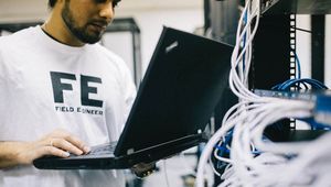 Dataingenjör som genomför test av datasystem