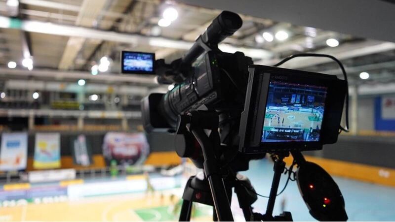 Filmkamera som filmar sport live för att streama på Internet